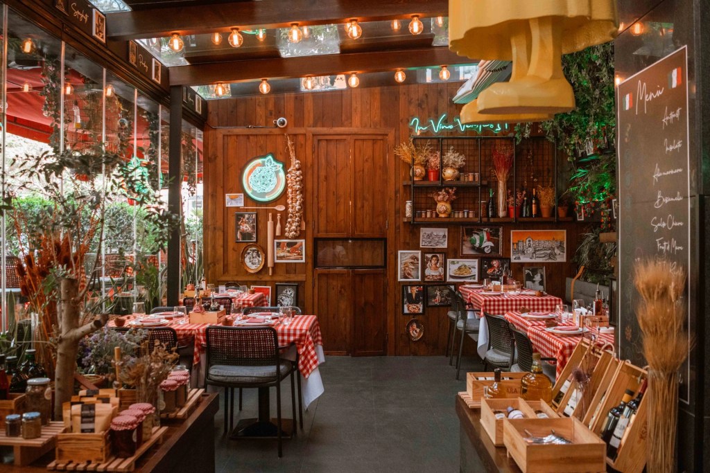 A table at Da Sophia Italian Restaurant in Beirut with freshly served Italian dishes including seafood linguine, wood-fired pizza, and bruschetta, capturing the ambiance of a cozy trattoria.